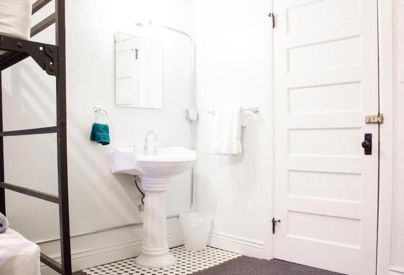 فندق 11th Avenue Hostel