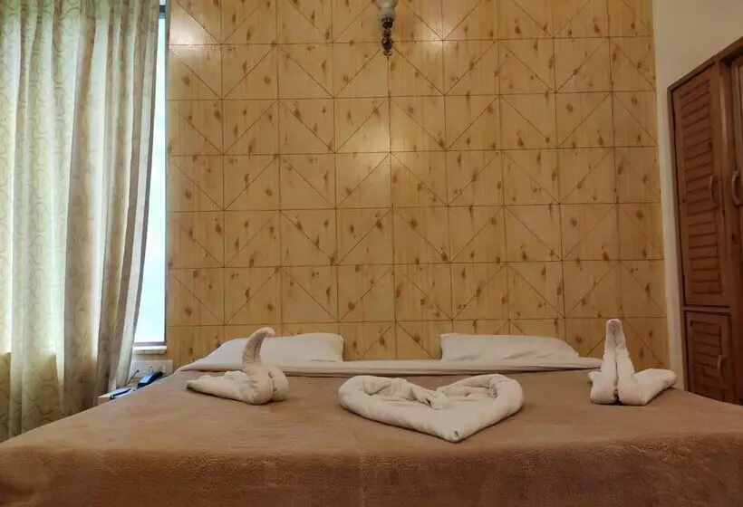 هتل Greenwoods Inn