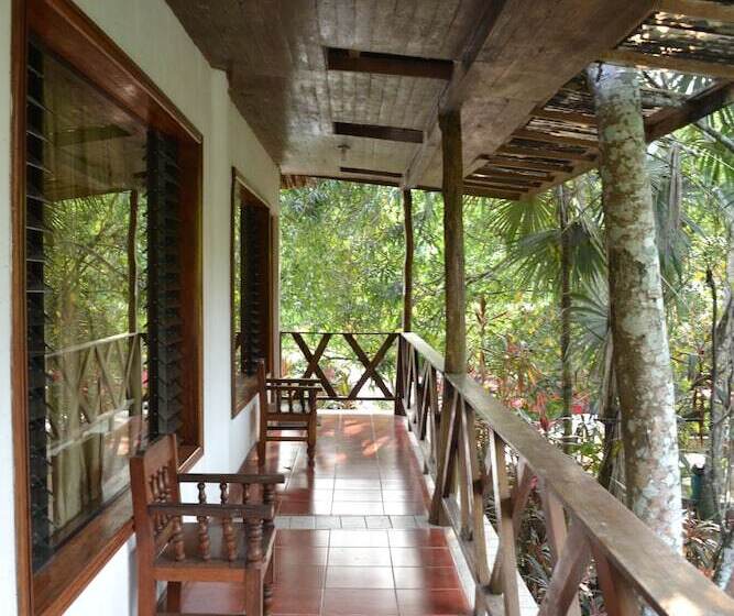 هتل Jaguar Inn Tikal