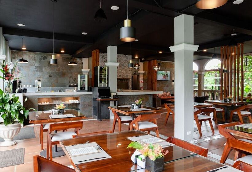 Tifakara Boutique Hotel & Birding Oasis