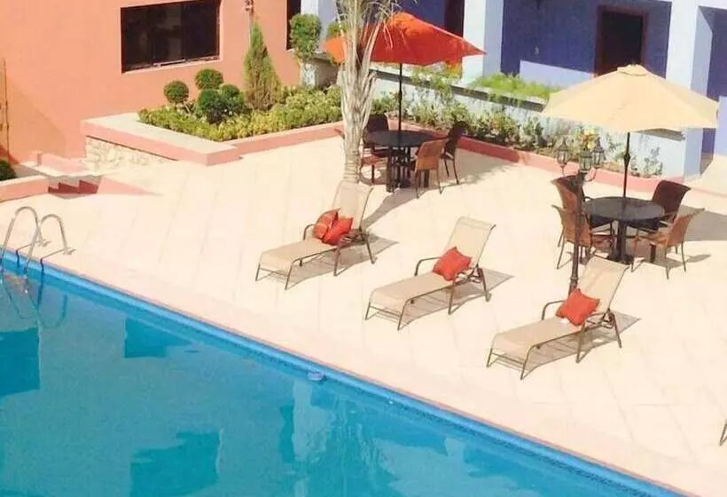 Le Monte Cristo Hotel & Suites
