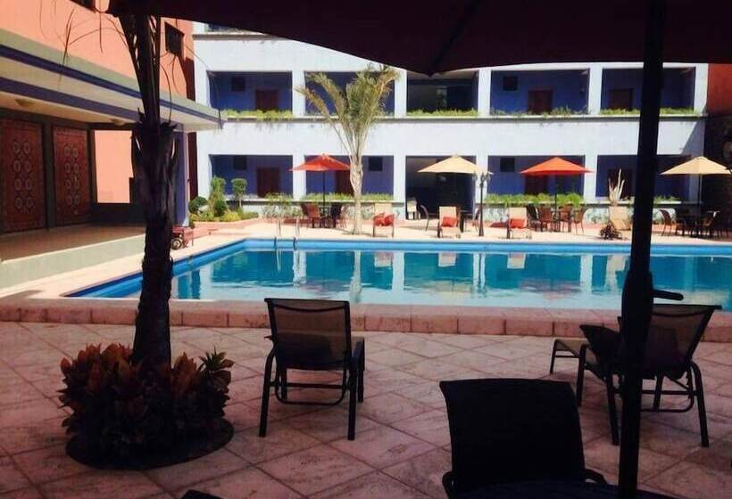 Le Monte Cristo Hotel & Suites