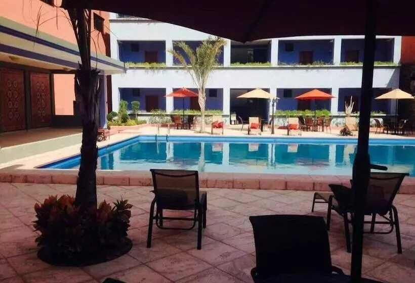 Le Monte Cristo Hotel & Suites