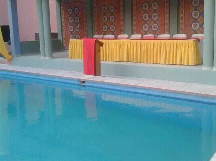 Le Monte Cristo Hotel & Suites