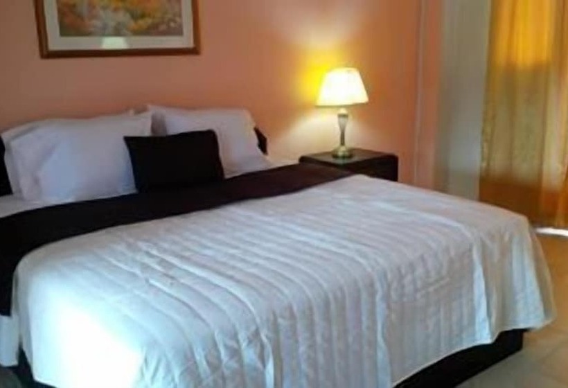 Le Monte Cristo Hotel & Suites