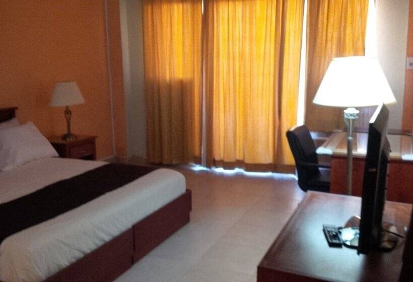 Le Monte Cristo Hotel & Suites