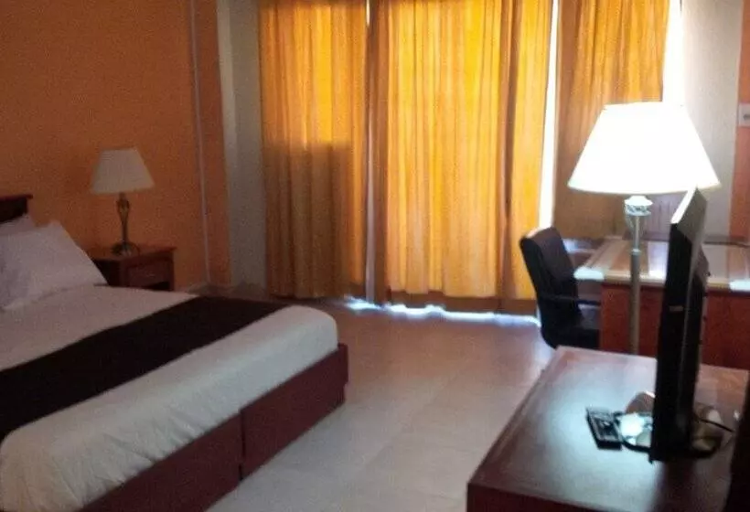 Le Monte Cristo Hotel & Suites