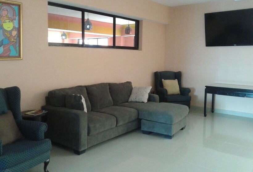 Le Monte Cristo Hotel & Suites