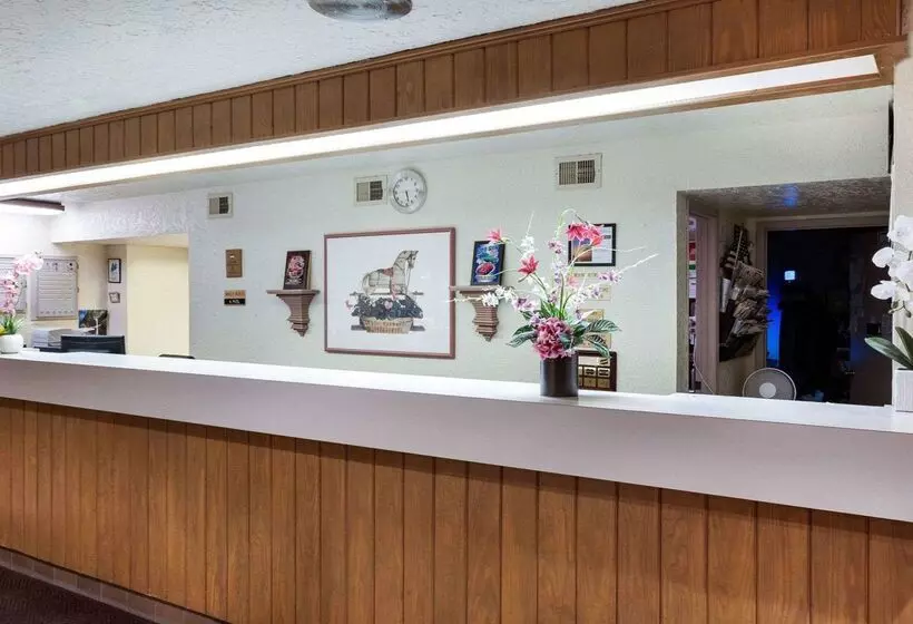 モーテル Rodeway Inn
