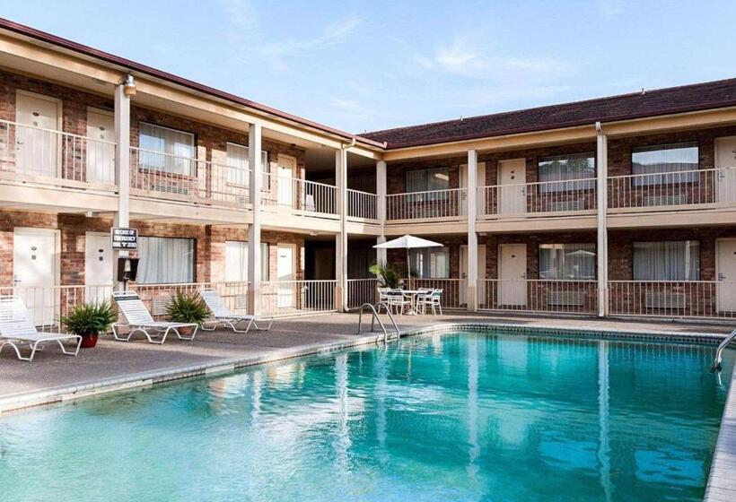 فندق على الطريق Rodeway Inn