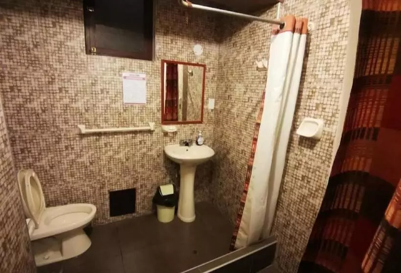 هتل De Turistas Huaraz Habitación Share   Dormitorio