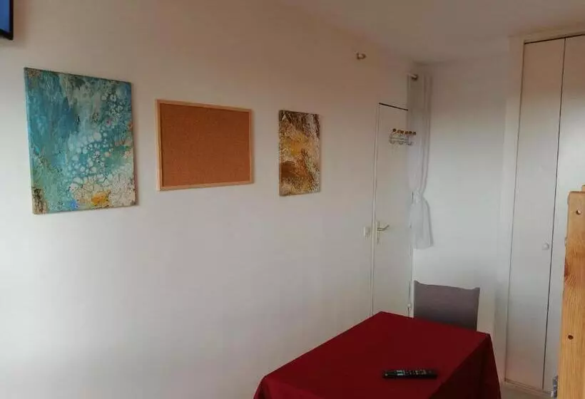 Majatalo Room In Guest Room   Chambre Dhote Sur Parispantin