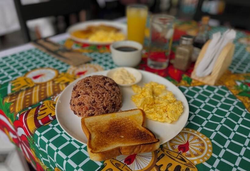 هتل Carey Lodging