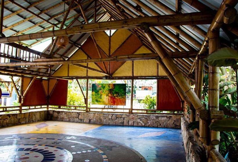 Hotel Casa Del árbol, Romántico, Piscina, En Chinauta, El Mejor Clima