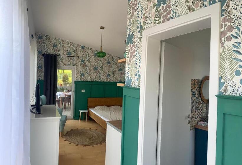 צימר Backyard Cottage