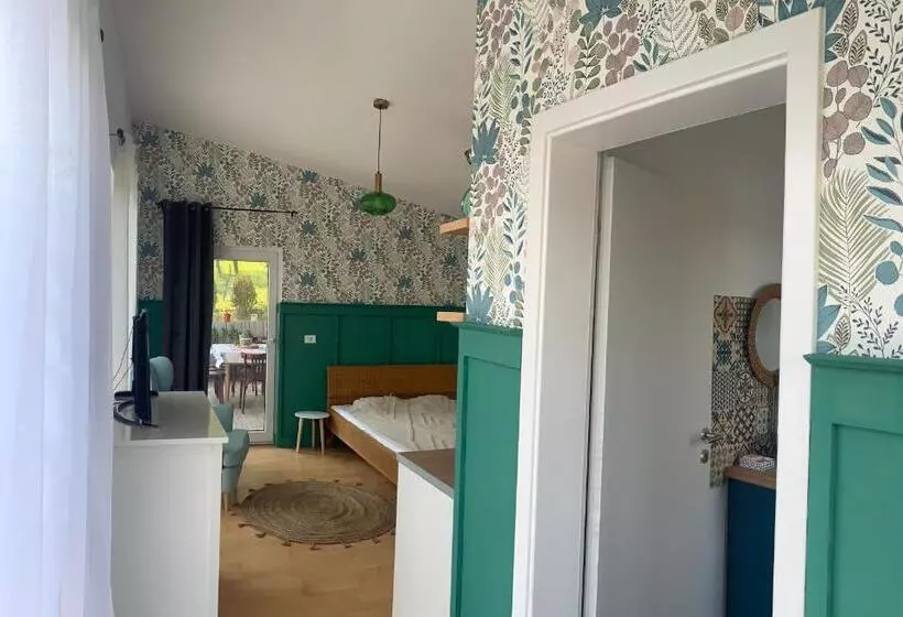 Aamiaismajoitus (B&B) Backyard Cottage