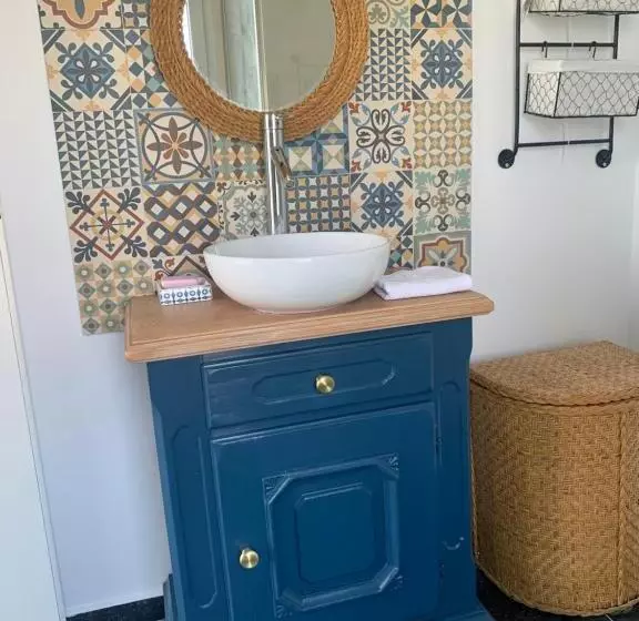 Aamiaismajoitus (B&B) Backyard Cottage