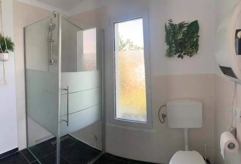 Aamiaismajoitus (B&B) Backyard Cottage