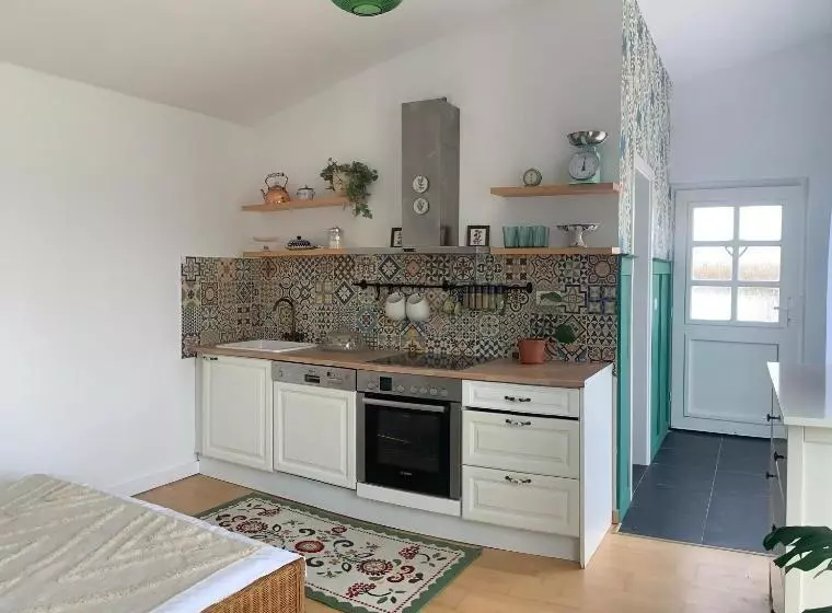 Aamiaismajoitus (B&B) Backyard Cottage