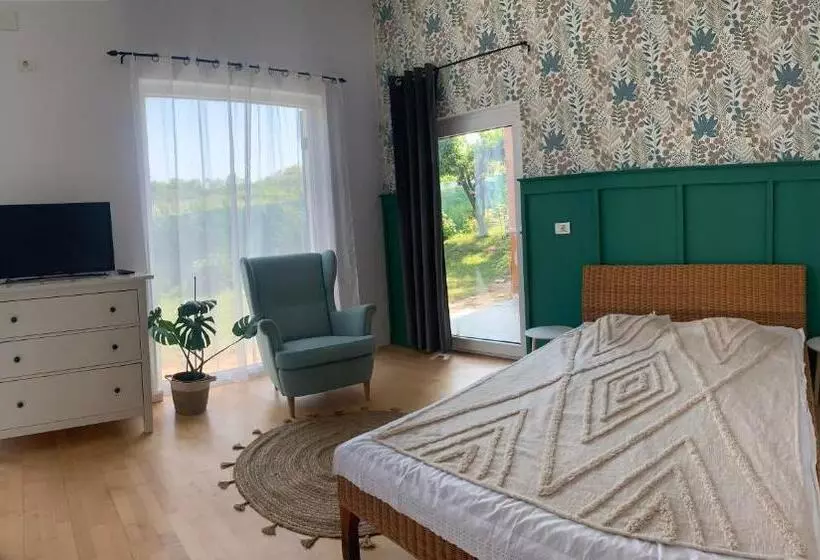 Aamiaismajoitus (B&B) Backyard Cottage