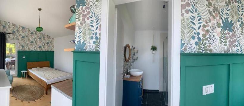 צימר Backyard Cottage