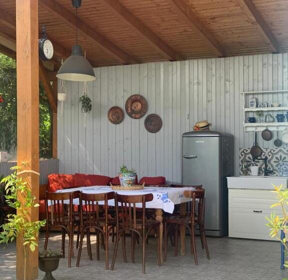 צימר Backyard Cottage