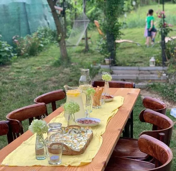 Aamiaismajoitus (B&B) Backyard Cottage