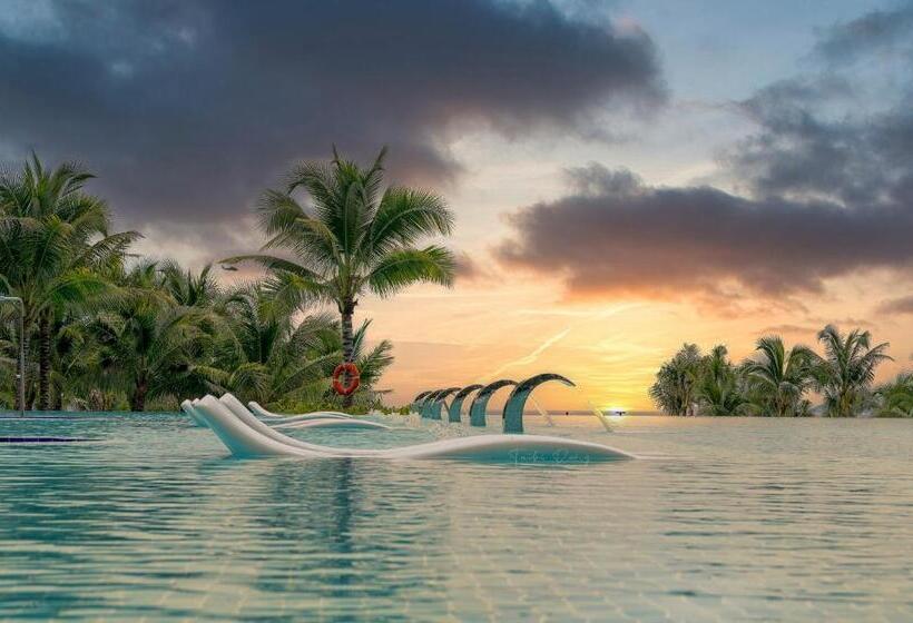 هتل Rosemary Premier Beachfront @ Bai Dai Beach, Cam Ranh