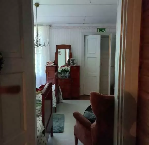 ベッドアンドブレックファースト Punaisen Pihatorpan Kammarit