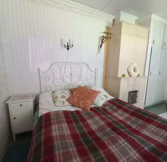 ベッドアンドブレックファースト Punaisen Pihatorpan Kammarit