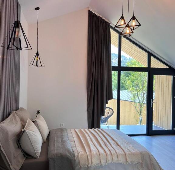 Отель Tinutul Luanei Village