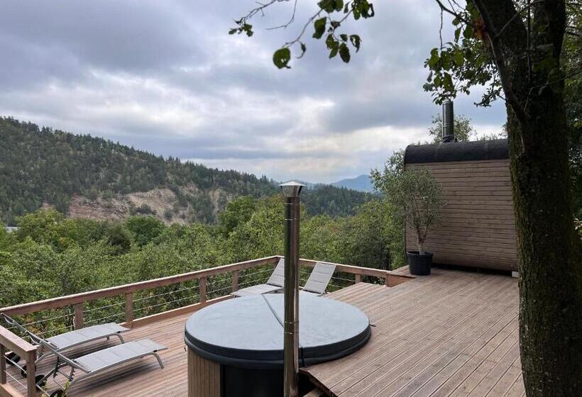 Отель Tinutul Luanei Village