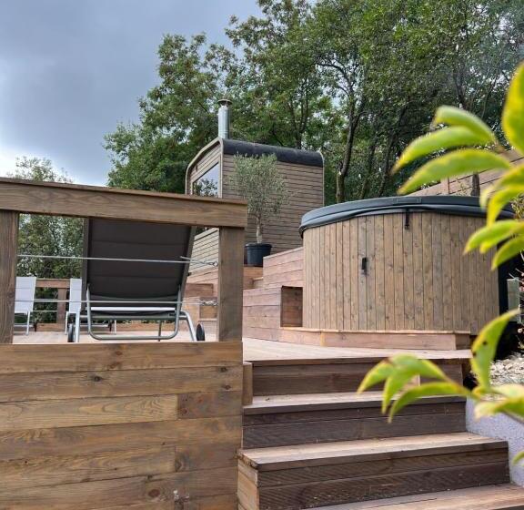 Отель Tinutul Luanei Village