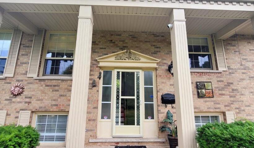 Bed and Breakfast Niagara Falls Villa With Private Pool, Hottub, Water View And Breakfast