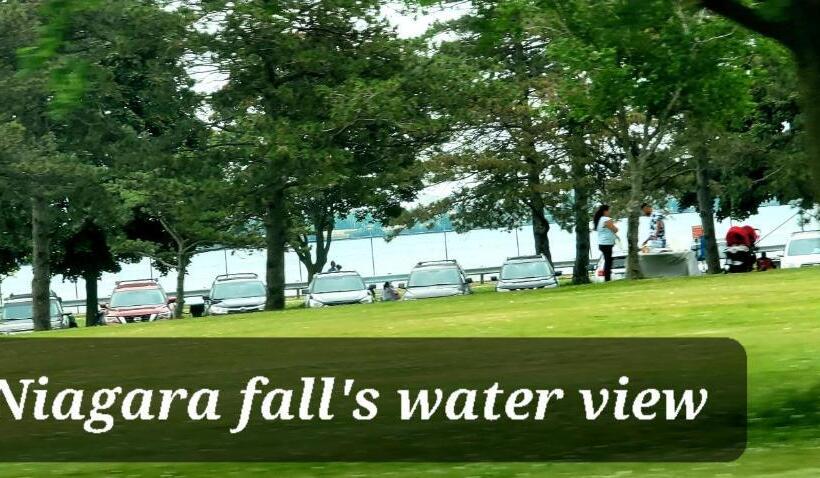 Bed and Breakfast Niagara Falls Villa With Private Pool, Hottub, Water View And Breakfast
