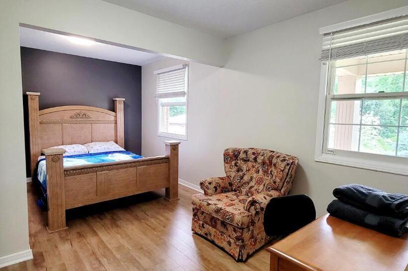 Bed and Breakfast Niagara Falls Villa With Private Pool, Hottub, Water View And Breakfast