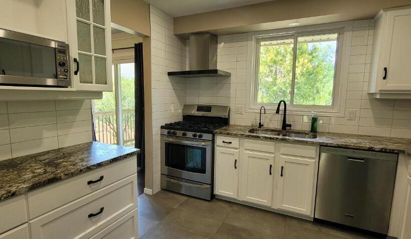 Bed and Breakfast Niagara Falls Villa With Private Pool, Hottub, Water View And Breakfast