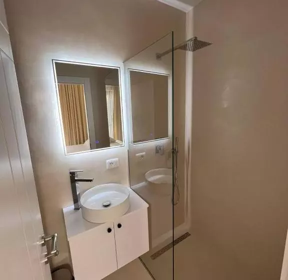 ホテル Mare Rooms Vlore