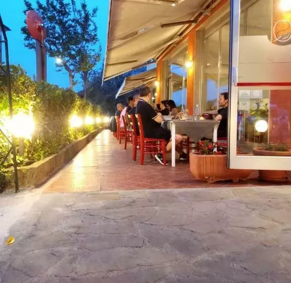 ユースホステル San Quirico Locanda Ristorante Pizzeria