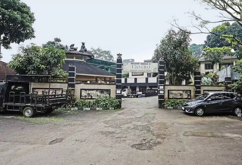 Hotelli Oyo 92717 Tjokro 3