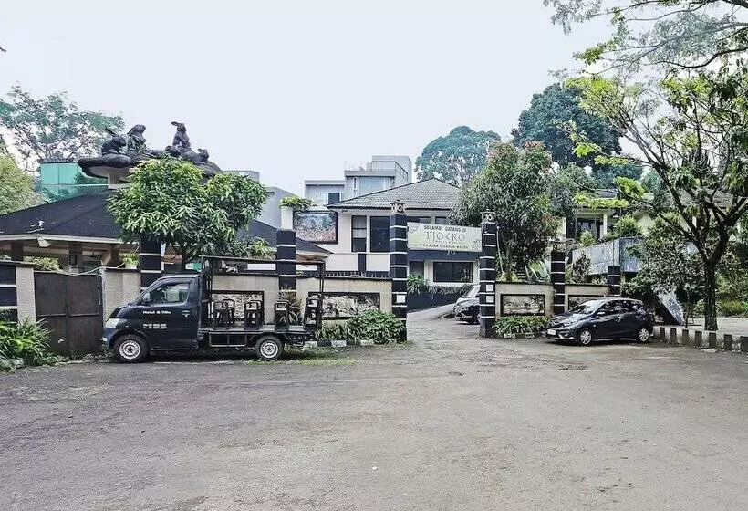 Hotelli Oyo 92717 Tjokro 3