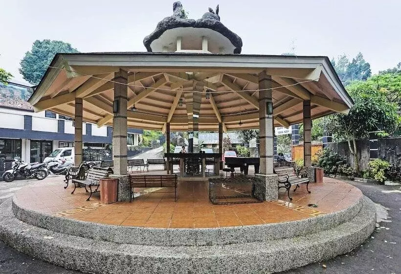 Hotelli Oyo 92717 Tjokro 3