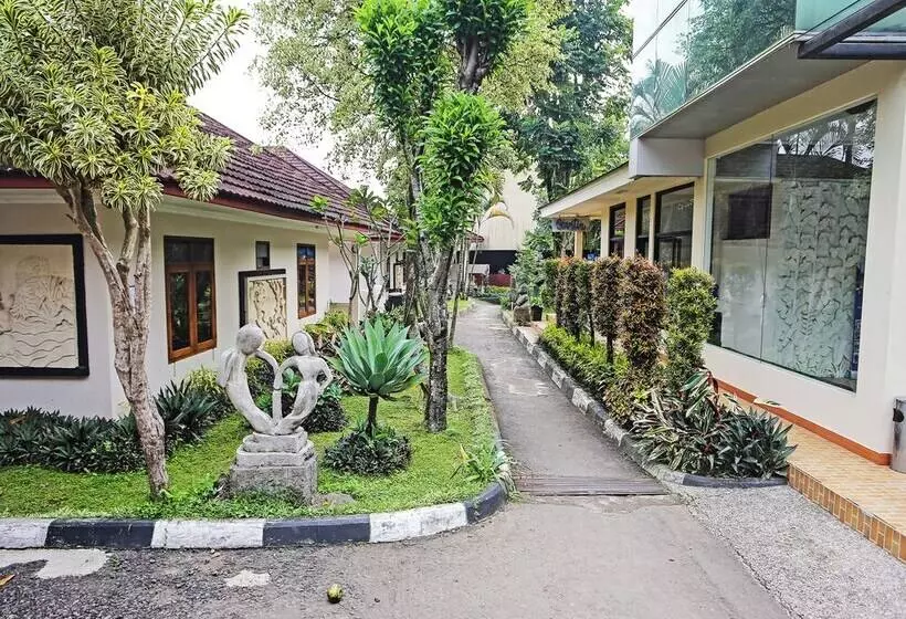 Hotelli Oyo 92717 Tjokro 3