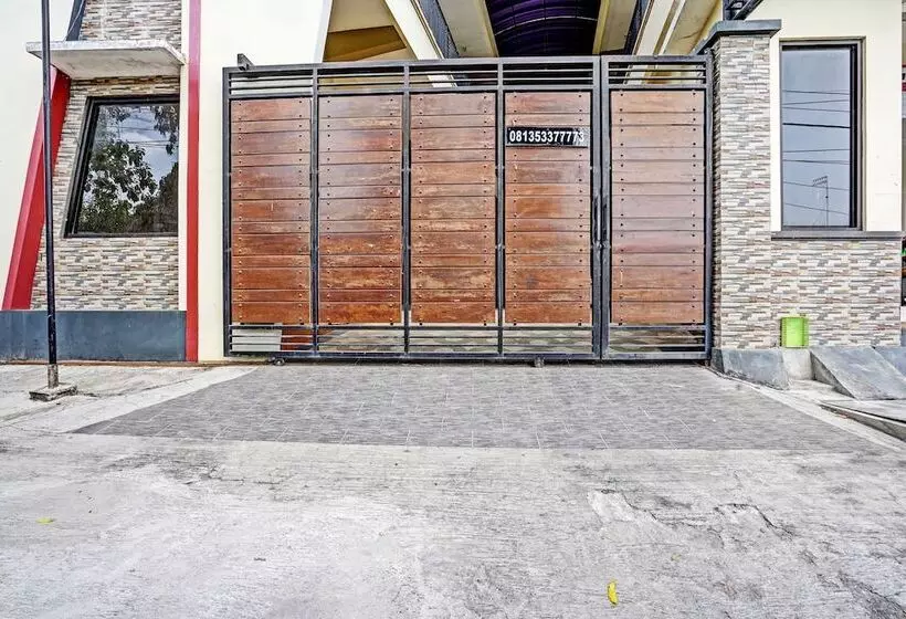 ホテル Oyo 92773 Griya Trubus Syariah