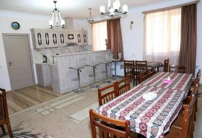 تختخواب و صبحانه J&s Hotel Vanadzor