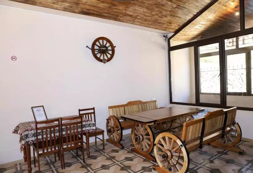 تختخواب و صبحانه J&s Hotel Vanadzor