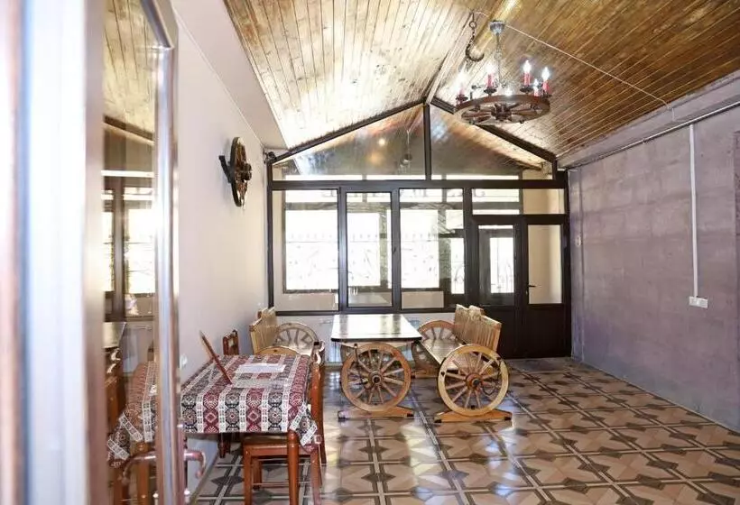 تختخواب و صبحانه J&s Hotel Vanadzor