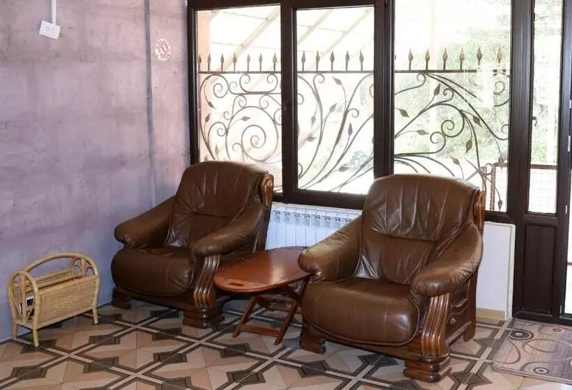 تختخواب و صبحانه J&s Hotel Vanadzor