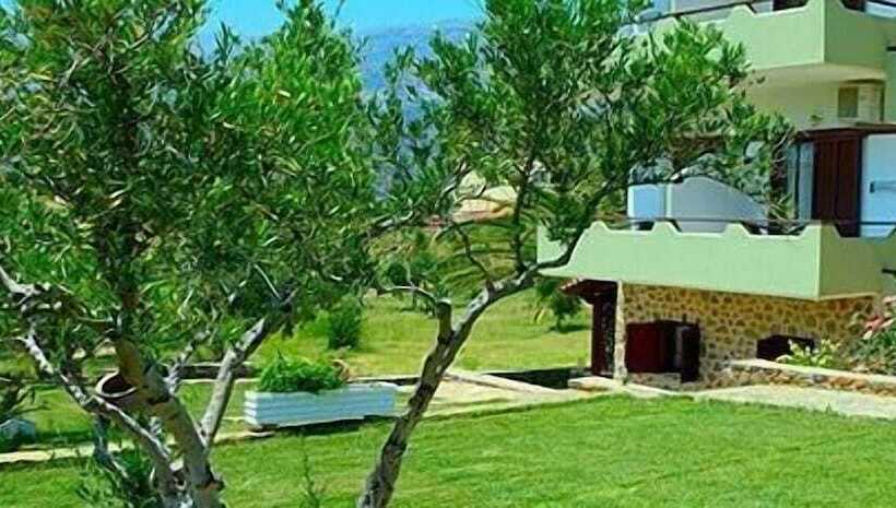 Albatros Studios & Apartments