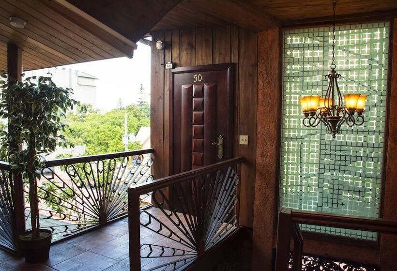 هتل B & B Comfy Inn